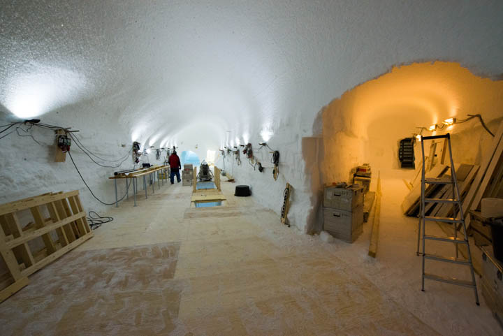 Borehallen møder her den tunnel der forbinder borehallen med iskernedepotet.
