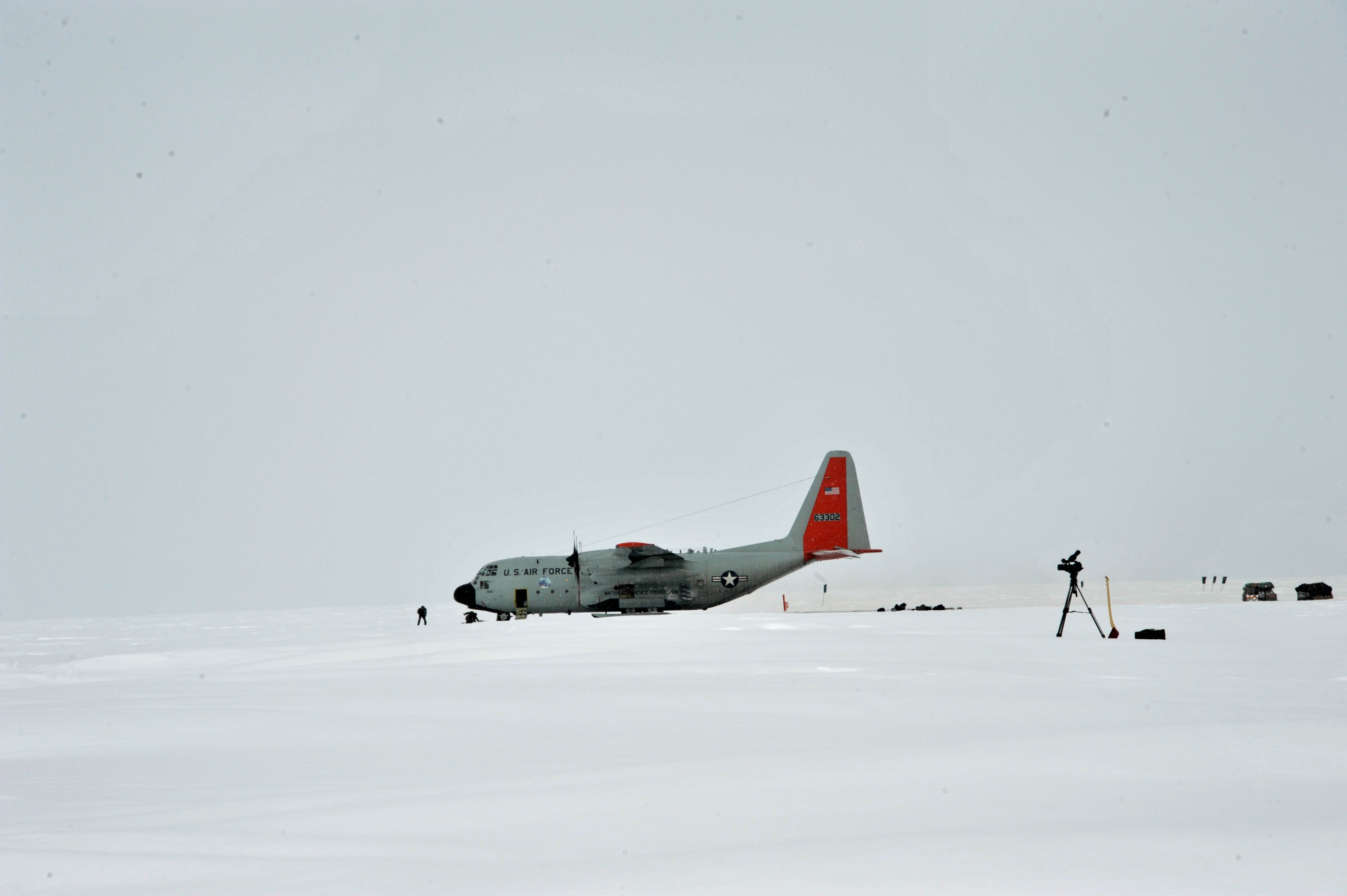 Fra lejrens 'main dome' (kuppel) ses 'Skier 02' ankomme med det første hold personel til den tomme lejr