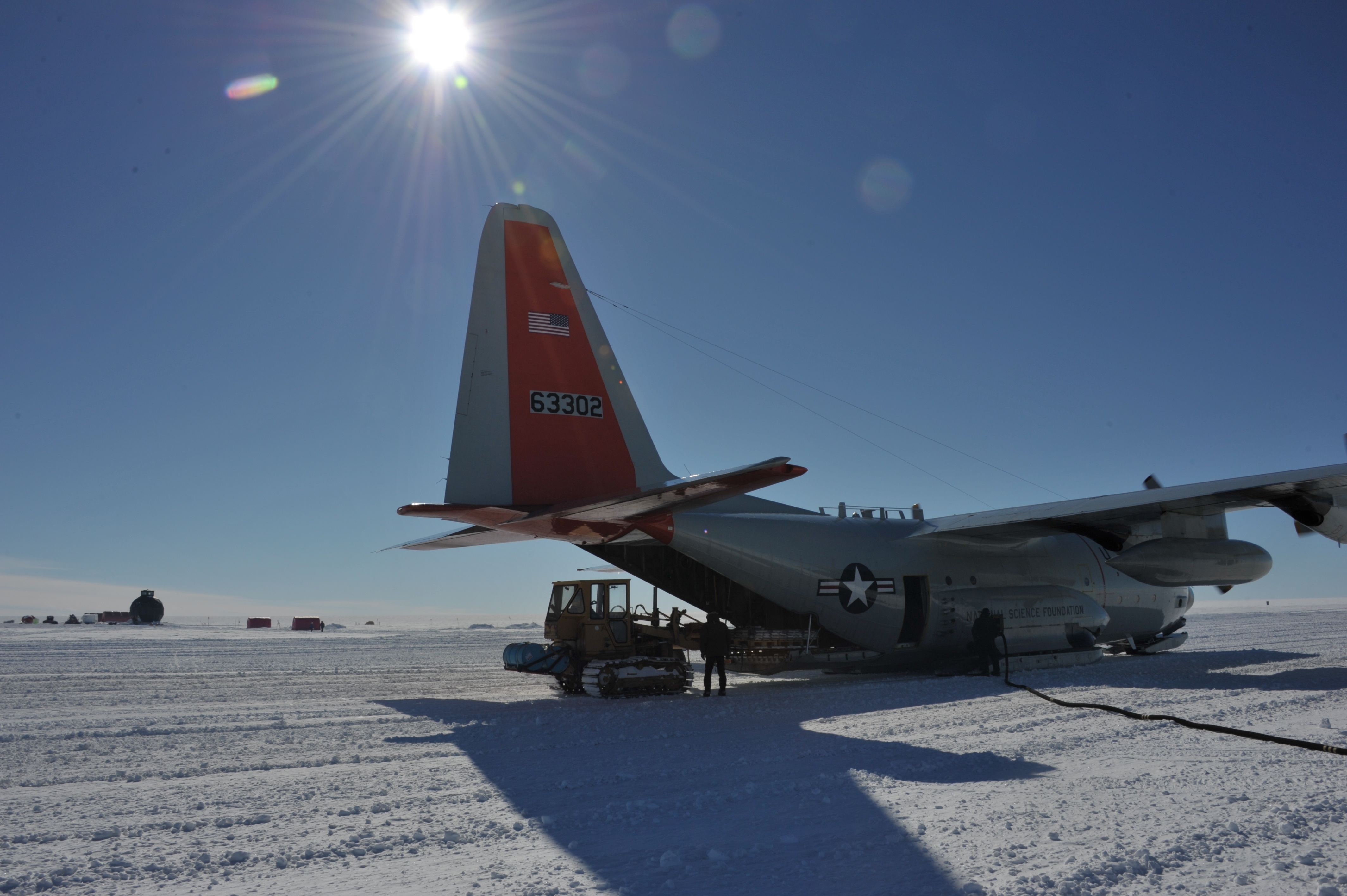 Caterpillar traktoren læsser last der skal tilbage til Kangerlussuaq på flyet LC-130