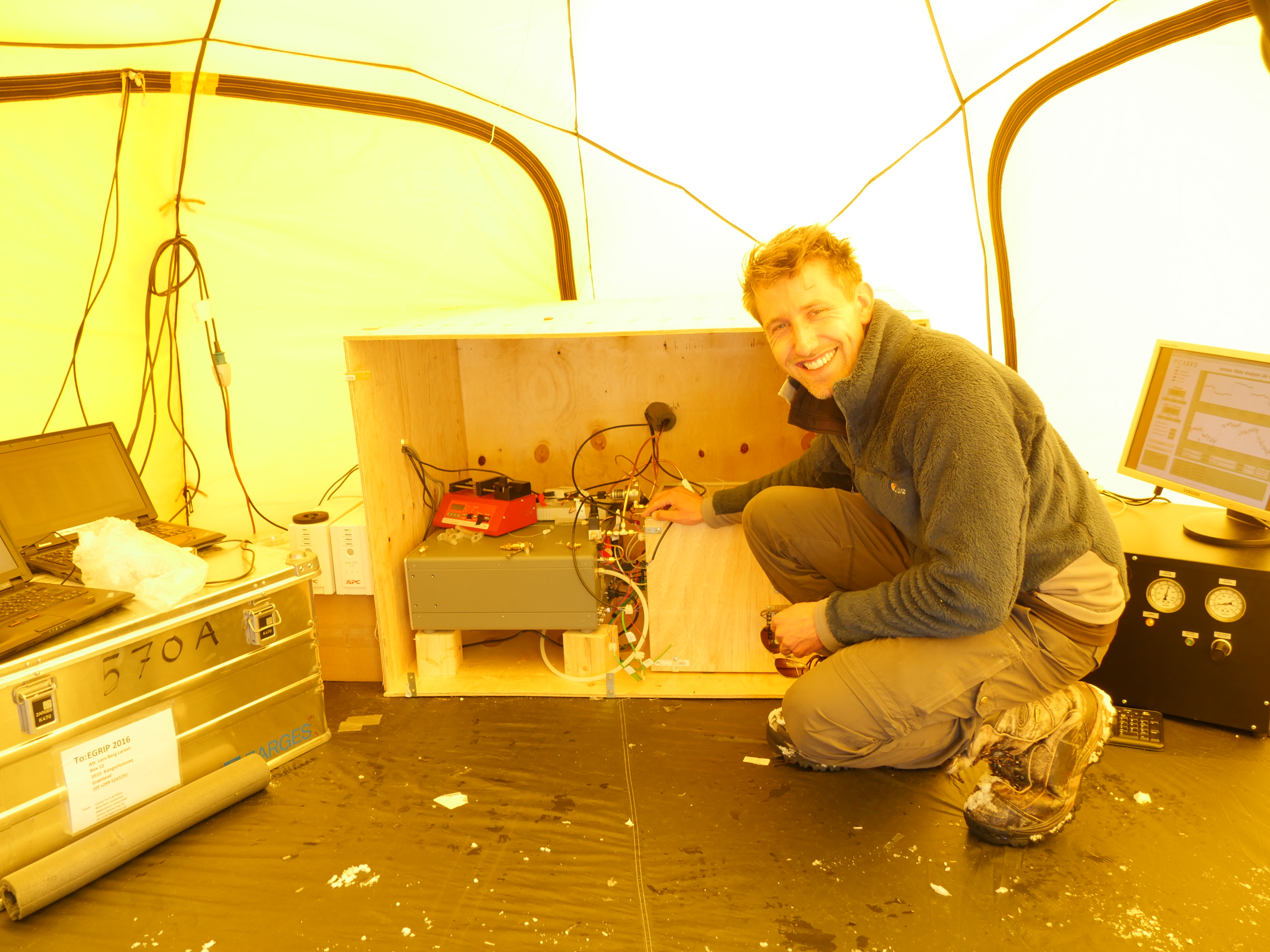 A view inside the vapour-tent. The gray box is the a Picarro laser-absorption cavity-ring-down spectrometre for isotope measurements.
