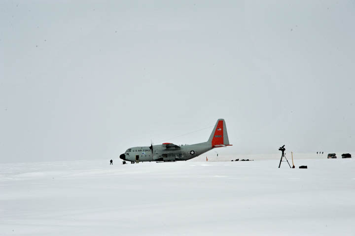 Fra lejrens 'main dome' (kuppel) ses 'Skier 02' ankomme med det første hold personel til den tomme lejr