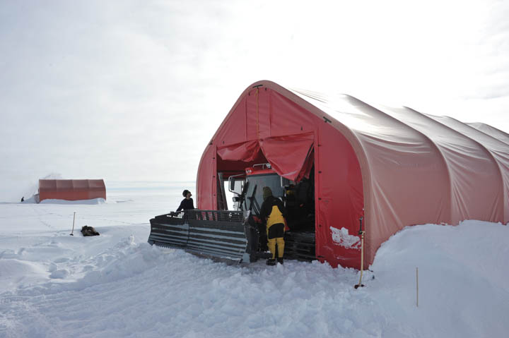 Da tømrerens garage er gravet fri for sne kan pistenbully'en (pistemaskinen) køre ud efter en lang vinter i hi. Første opgave bliver at klargøre landingsbanen