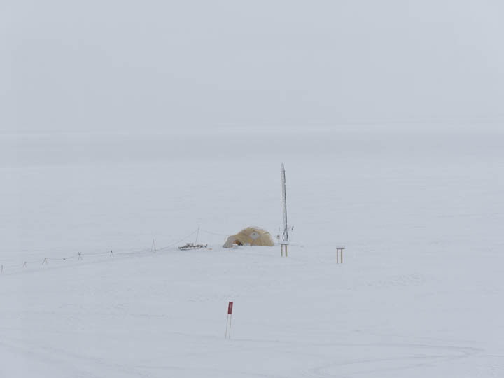 Et vue fra 'main dome' mod et såkaldt 'damp telt' og et prøvetagningstårn, hvor isotopmålinger foretages med henblik på at øge vores viden om interaktionen mellem is og damp.