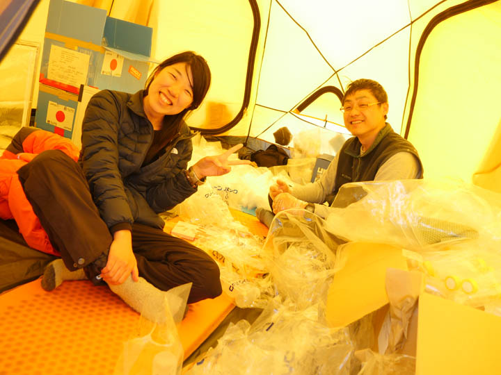 Det 'japanske telt', hvor sne smeltes og puttes i små flasker inden prøverne sendes til Japan, hvor der foretages målinger af urenheder i sneen.