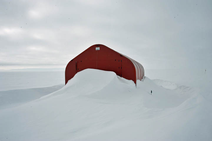 Tømrens garage efter en vinter med snefald og snefygning - nogen skal igang med skovlen!
