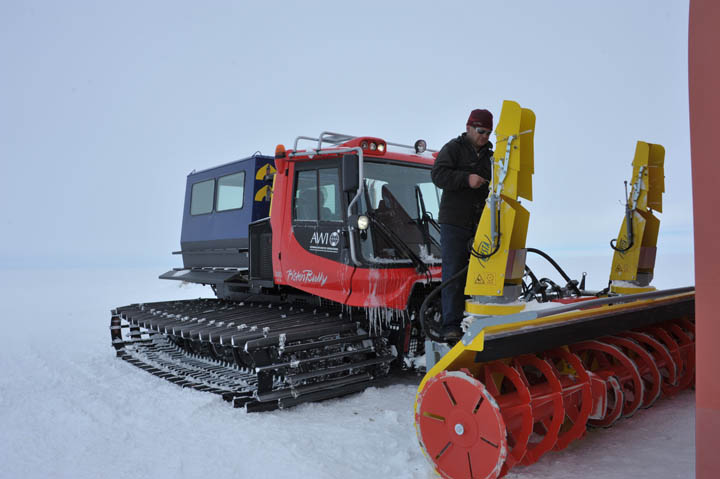 Chris mounting the snow blower on the pistenbully